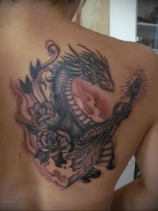 Фото тату на лопатке дракон 09.03.2020 №023 -tattoo on the shoulder- tattoo-photo.ru