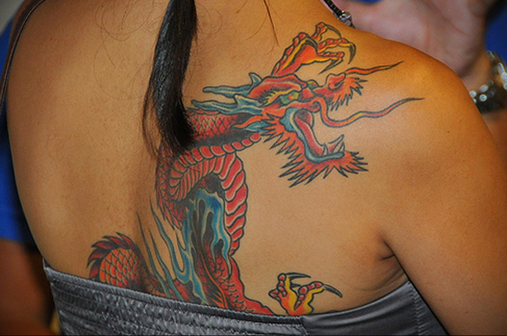 Значение тату дракона у девушки. Дракон на лопатке тату женские. Китайский дракон на лопатке. Дракон на лопатке у девушки. Тату китайский дракон на лопатке.