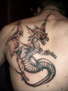 Фото тату на лопатке дракон 09.03.2020 №026 -tattoo on the shoulder- tattoo-photo.ru