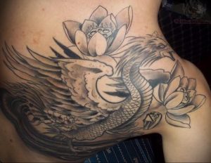 Фото тату на лопатке дракон 09.03.2020 №031 -tattoo on the shoulder- tattoo-photo.ru