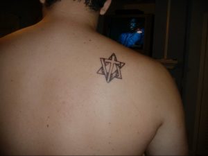 Фото тату на правой лопатке 09.03.2020 №082 -tattoo on the shoulder- tattoo-photo.ru