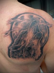 Фото тату с волком на лопатке 09.03.2020 №005 -tattoo on the shoulder- tattoo-photo.ru