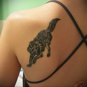 Фото тату с волком на лопатке 09.03.2020 №008 -tattoo on the shoulder- tattoo-photo.ru