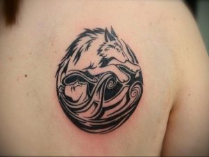 Фото тату с волком на лопатке 09.03.2020 №009 -tattoo on the shoulder- tattoo-photo.ru
