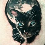 Фото тату с кошкой на лопатке 09.03.2020 №003 -tattoo on the shoulder- tattoo-photo.ru