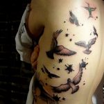 Фото тату с птицей на лопатке 09.03.2020 №011 -tattoo on the shoulder- tattoo-photo.ru