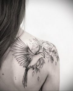 Фото тату с птицей на лопатке 09.03.2020 №027 -tattoo on the shoulder- tattoo-photo.ru