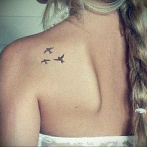 Фото тату с птицей на лопатке 09.03.2020 №031 -tattoo on the shoulder- tattoo-photo.ru