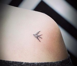 Фото тату с птицей на лопатке 09.03.2020 №045 -tattoo on the shoulder- tattoo-photo.ru