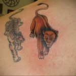 Фото тату с тигром на лопатке 09.03.2020 №024 -tattoo on the shoulder- tattoo-photo.ru