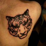Фото тату с тигром на лопатке 09.03.2020 №030 -tattoo on the shoulder- tattoo-photo.ru