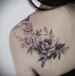 Фото тату с цветами на лопатке 09.03.2020 №004 -tattoo on the shoulder- tattoo-photo.ru