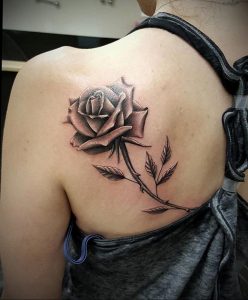 Фото тату с цветами на лопатке 09.03.2020 №007 -tattoo on the shoulder- tattoo-photo.ru