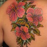 Фото тату с цветами на лопатке 09.03.2020 №017 -tattoo on the shoulder- tattoo-photo.ru