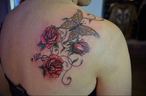 Фото тату с цветами на лопатке 09.03.2020 №035 -tattoo on the shoulder- tattoo-photo.ru