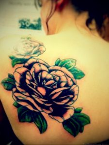 Фото тату с цветами на лопатке 09.03.2020 №048 -tattoo on the shoulder- tattoo-photo.ru