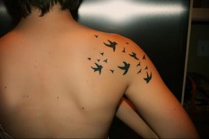 Фото черной тату на лопатке 09.03.2020 №029 -tattoo on the shoulder- tattoo-photo.ru