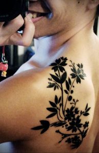 Фото черной тату на лопатке 09.03.2020 №035 -tattoo on the shoulder- tattoo-photo.ru