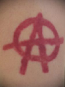 Фото знак анархии тату 24.03.2020 №006 -tattoo anarchy- tattoo-photo.ru