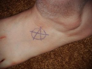 Фото знак анархии тату 24.03.2020 №013 -tattoo anarchy- tattoo-photo.ru