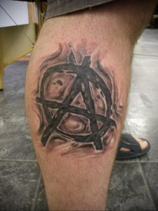 Фото знак анархии тату 24.03.2020 №021 -tattoo anarchy- tattoo-photo.ru