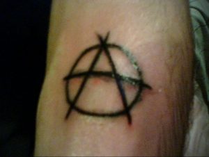 Фото знак анархии тату 24.03.2020 №025 -tattoo anarchy- tattoo-photo.ru