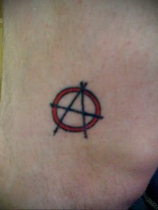 Фото знак анархии тату 24.03.2020 №044 -tattoo anarchy- tattoo-photo.ru