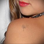 Фото маленькой тату на лопатке 09.03.2020 №003 -tattoo on the shoulder- tattoo-photo.ru