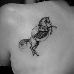 Фото маленькой тату на лопатке 09.03.2020 №004 -tattoo on the shoulder- tattoo-photo.ru