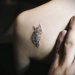 Фото маленькой тату на лопатке 09.03.2020 №005 -tattoo on the shoulder- tattoo-photo.ru