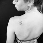 Фото маленькой тату на лопатке 09.03.2020 №007 -tattoo on the shoulder- tattoo-photo.ru