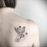 Фото маленькой тату на лопатке 09.03.2020 №011 -tattoo on the shoulder- tattoo-photo.ru