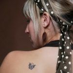 Фото маленькой тату на лопатке 09.03.2020 №016 -tattoo on the shoulder- tattoo-photo.ru