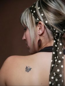 Фото маленькой тату на лопатке 09.03.2020 №016 -tattoo on the shoulder- tattoo-photo.ru