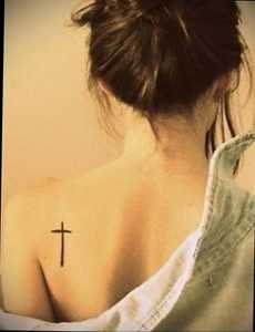 Фото маленькой тату на лопатке 09.03.2020 №017 -tattoo on the shoulder- tattoo-photo.ru