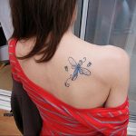 Фото маленькой тату на лопатке 09.03.2020 №027 -tattoo on the shoulder- tattoo-photo.ru