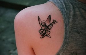Фото маленькой тату на лопатке 09.03.2020 №029 -tattoo on the shoulder- tattoo-photo.ru