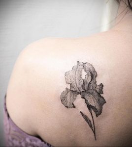 Фото маленькой тату на лопатке 09.03.2020 №030 -tattoo on the shoulder- tattoo-photo.ru