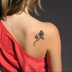 Фото маленькой тату на лопатке 09.03.2020 №037 -tattoo on the shoulder- tattoo-photo.ru