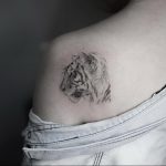 Фото маленькой тату на лопатке 09.03.2020 №041 -tattoo on the shoulder- tattoo-photo.ru