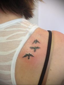 Фото маленькой тату на лопатке 09.03.2020 №043 -tattoo on the shoulder- tattoo-photo.ru