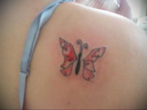 Фото маленькой тату на лопатке 09.03.2020 №051 -tattoo on the shoulder- tattoo-photo.ru