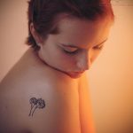 Фото маленькой тату на лопатке 09.03.2020 №056 -tattoo on the shoulder- tattoo-photo.ru