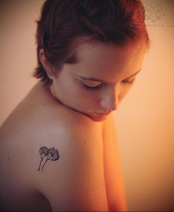 Фото маленькой тату на лопатке 09.03.2020 №056 -tattoo on the shoulder- tattoo-photo.ru