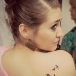 Фото маленькой тату на лопатке 09.03.2020 №058 -tattoo on the shoulder- tattoo-photo.ru