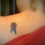 Фото маленькой тату на лопатке 09.03.2020 №061 -tattoo on the shoulder- tattoo-photo.ru