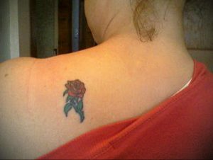 Фото маленькой тату на лопатке 09.03.2020 №061 -tattoo on the shoulder- tattoo-photo.ru