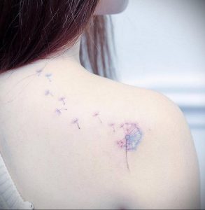 Фото маленькой тату на лопатке 09.03.2020 №064 -tattoo on the shoulder- tattoo-photo.ru