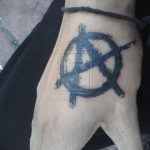Фото тату анархия на кисти 24.03.2020 №001 -tattoo anarchy- tatufoto.com