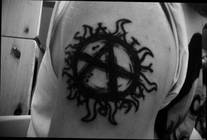 Фото тату анархия на руке 24.03.2020 №015 -tattoo anarchy- tatufoto.com